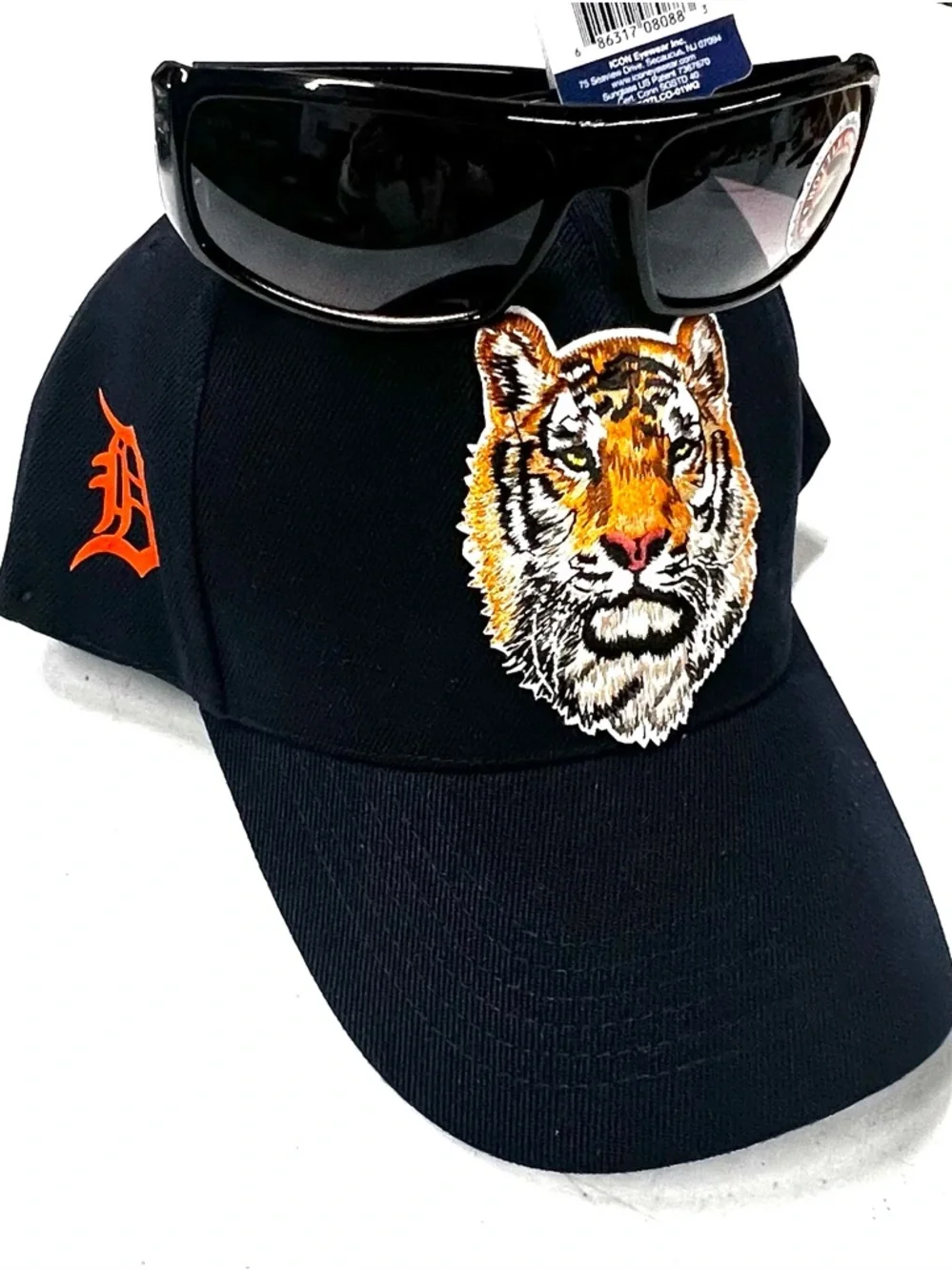 Detroit Tigers Baseball Cap bundle with duo logos.